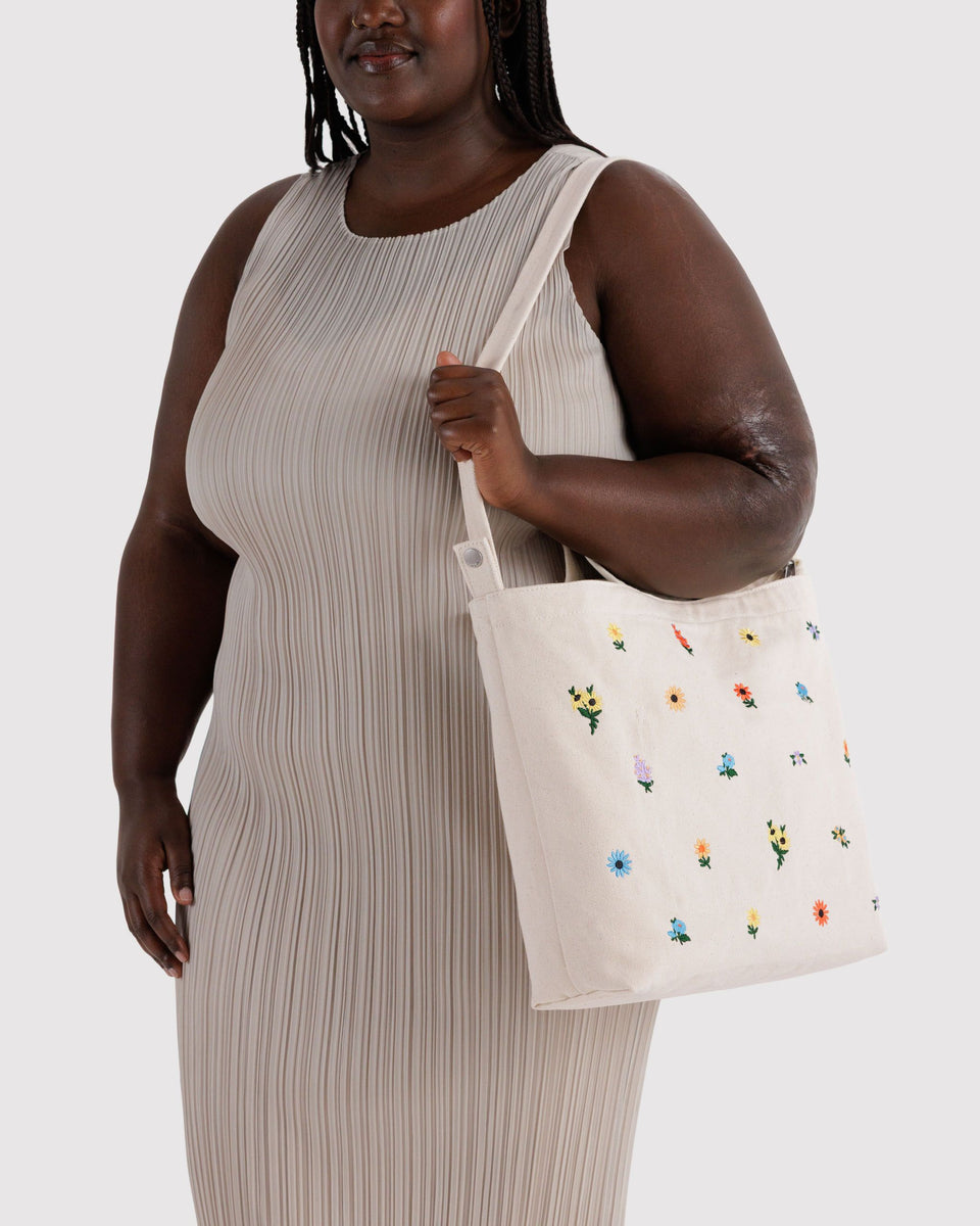 BAGGU Wholesale HO17Lookbook - Duck Bag Horizontal Zip Duck Bag - Embroidered Ditsy Floral