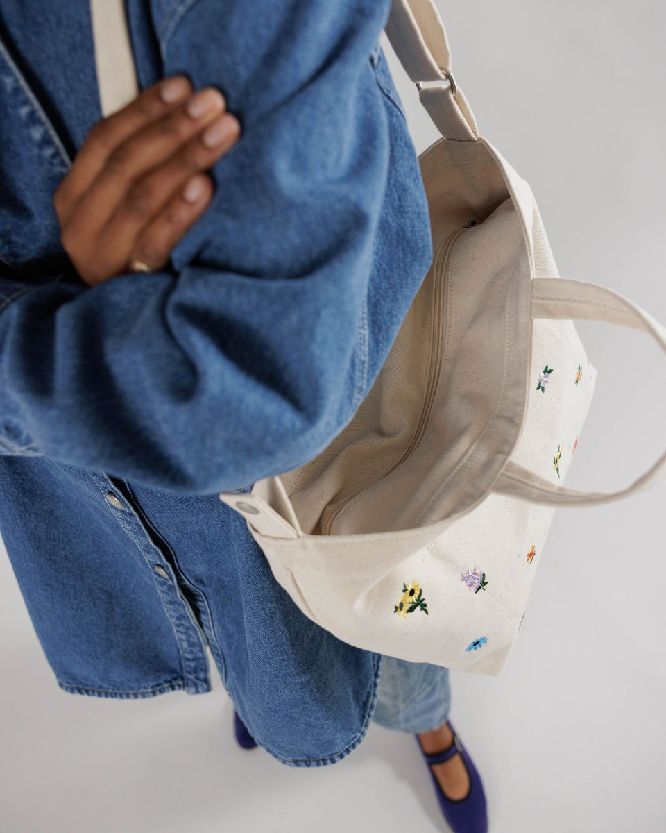 BAGGU Wholesale HO17Lookbook - Duck Bag Horizontal Zip Duck Bag - Embroidered Ditsy Floral